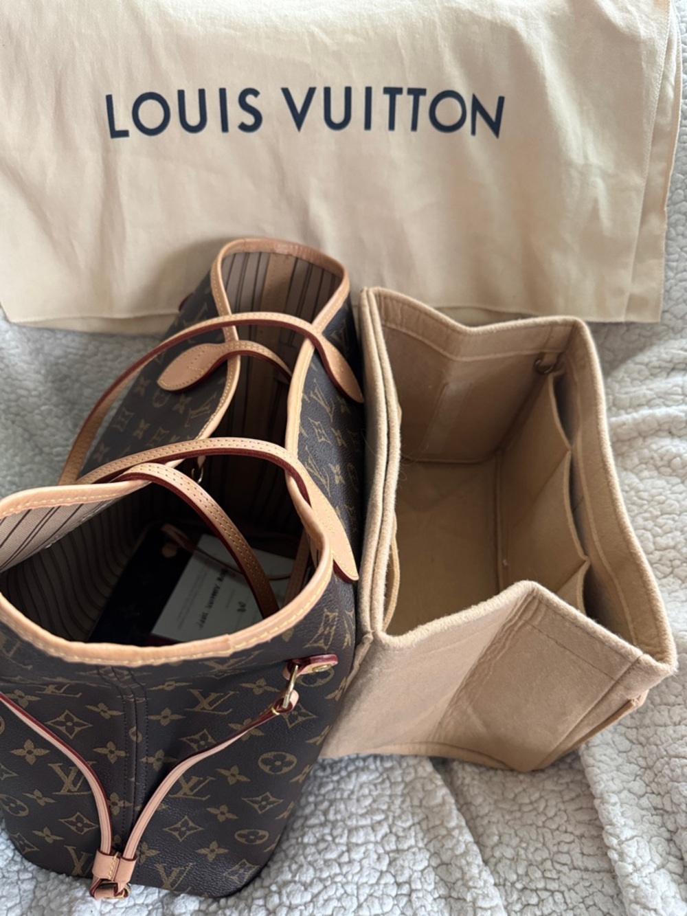 Louis Vuitton Monogram Canvas Tote MM with Pouch - Picture 12 of 15